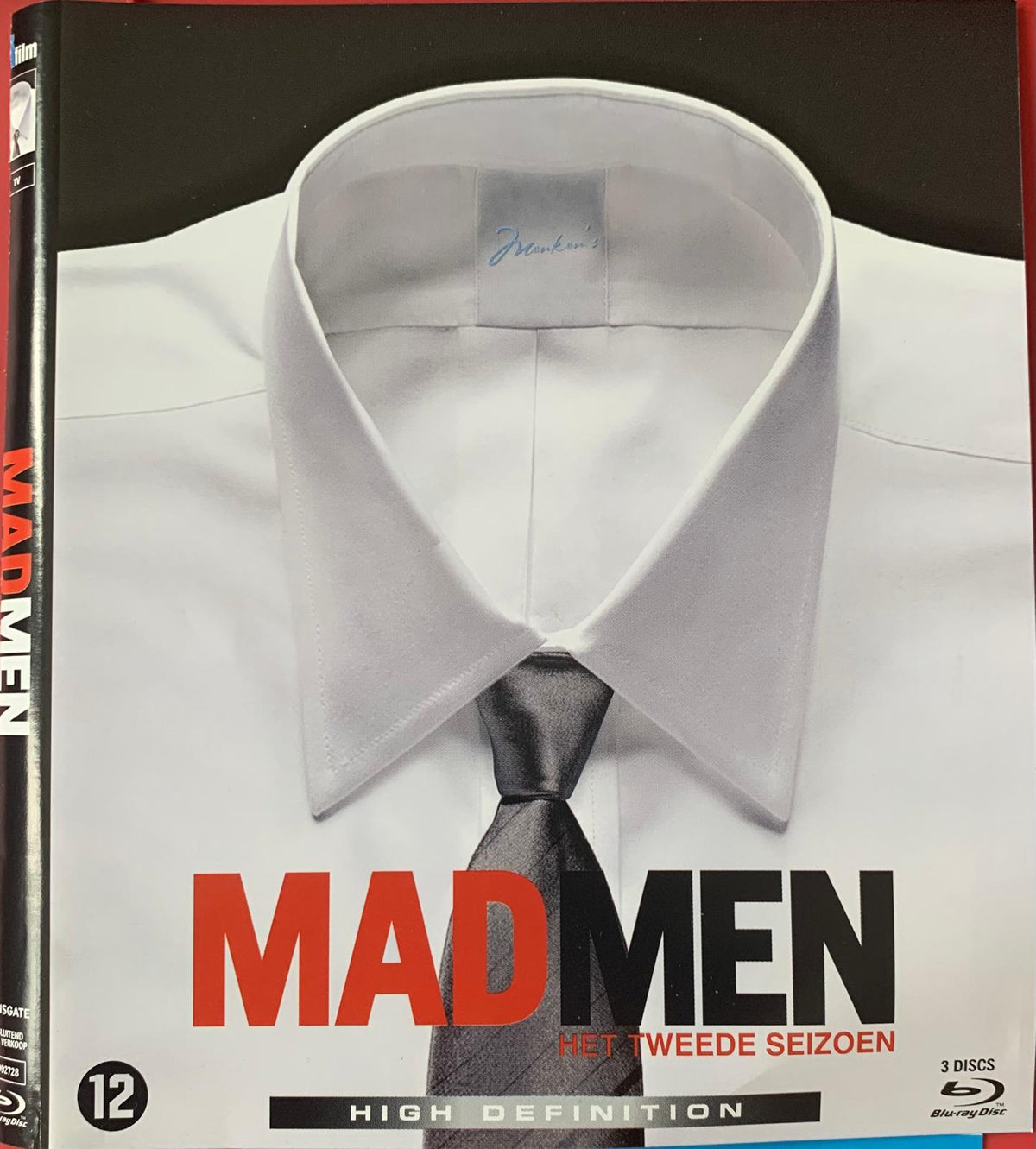 Mad men season 2 blu-ray 3-disc set cover features a white dress shirt with a crisp collar and black tie