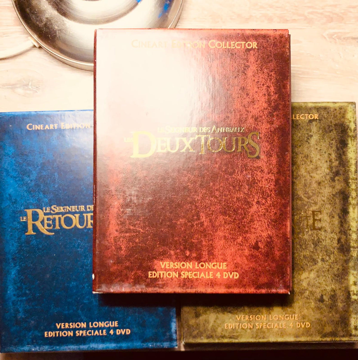 Red textured dvd box with gold lettering for deux tours collector edition from the lord of the rings extended set