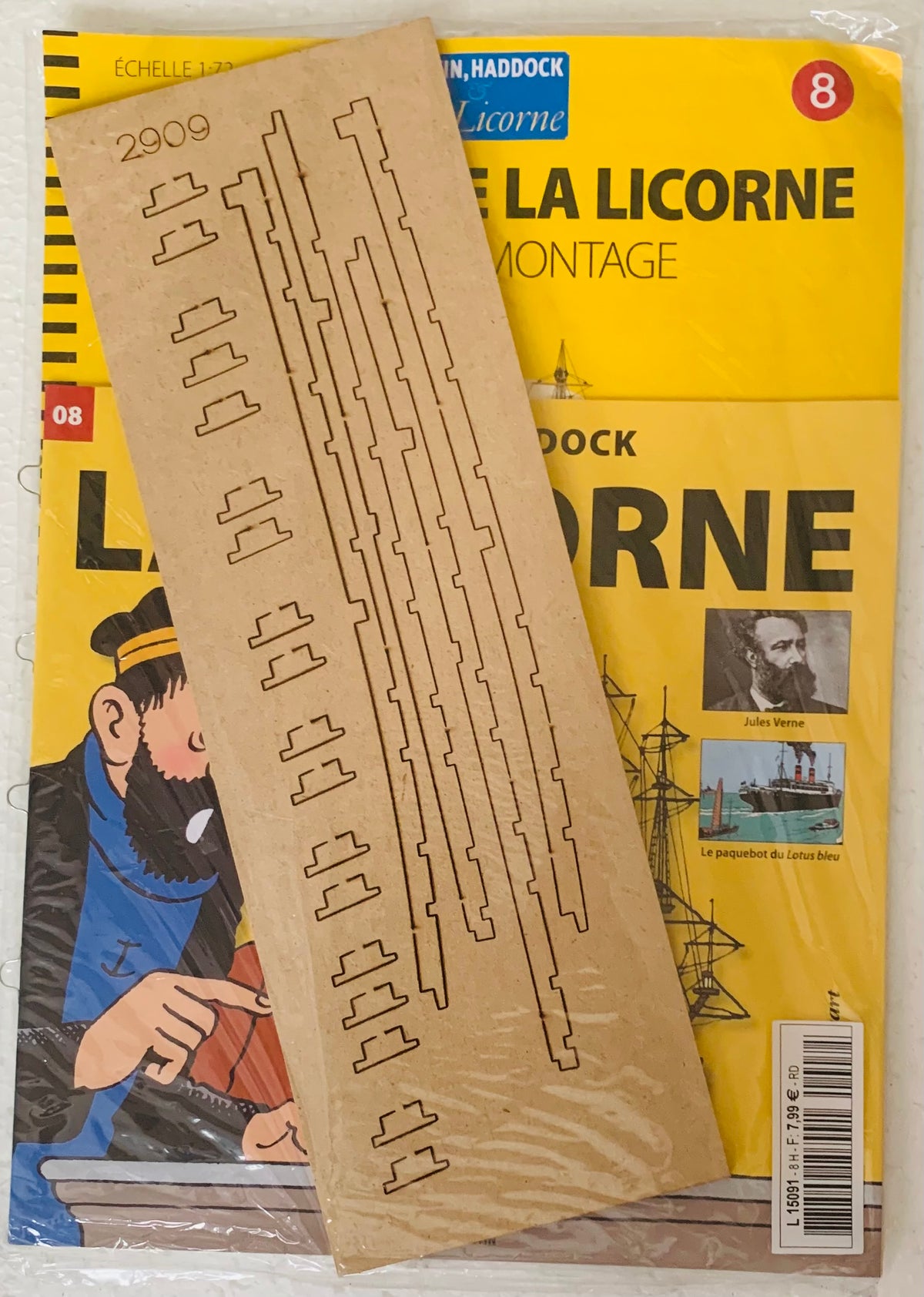 Brown cardboard model kit template for la licorne featuring cut-out ship rail patterns