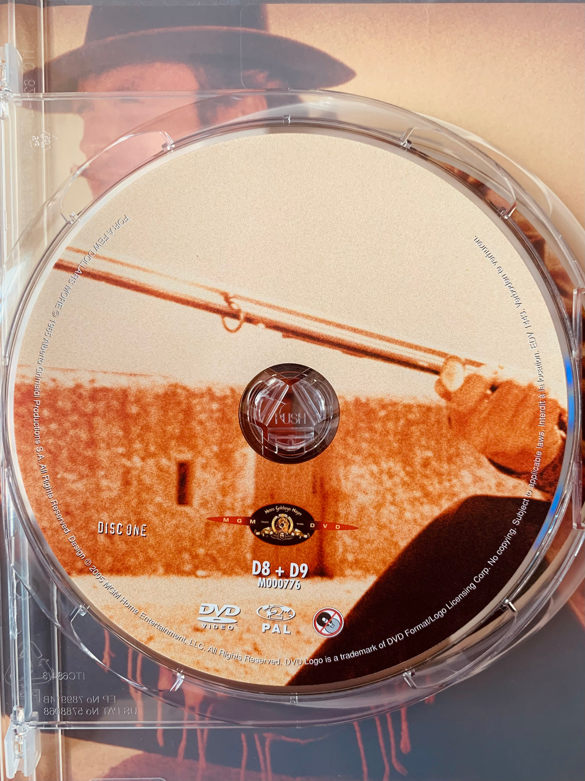 Dvd 3 coffrets featuring a sepia-toned dvd disc with a man in a hat holding a rifle and the mgm logo